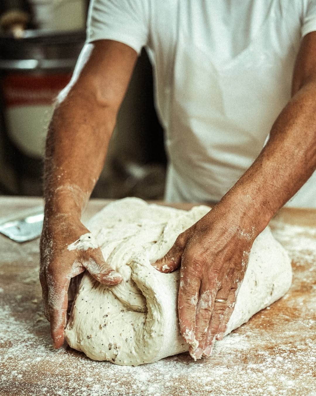 Chez Maison Kayser, chaque pain est façonné à la main avec passion et savoir-faire. Nos boulange