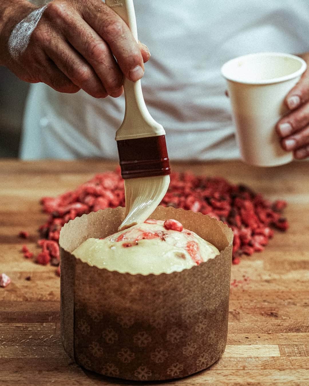 Dans chaque étape de notre création, chaque geste est un art. Découvrez notre brioche aux pralin