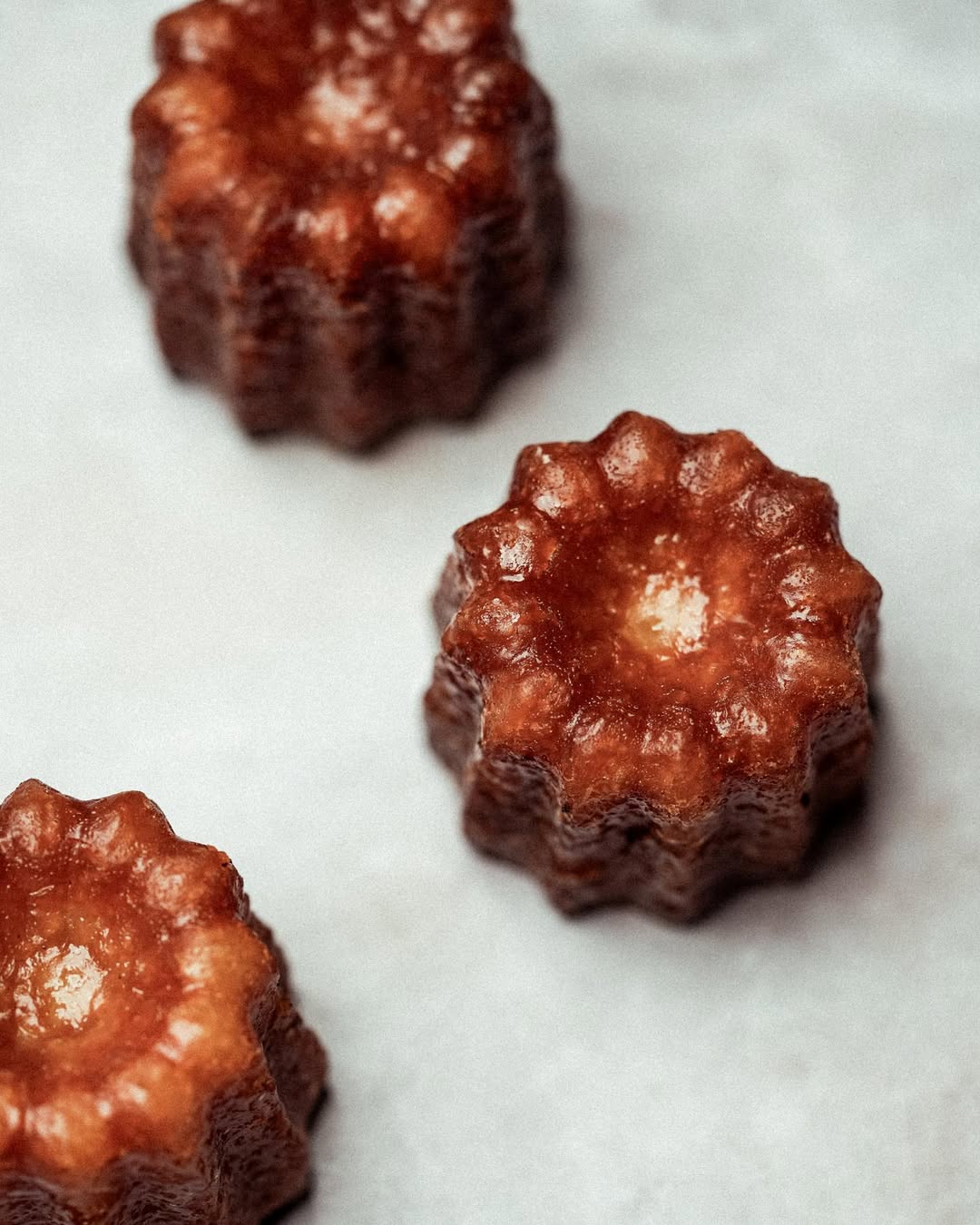 Nos cannelés, délicatement caramélisés, vous invitent à un voyage gustatif inoubliable ✨ - Our d