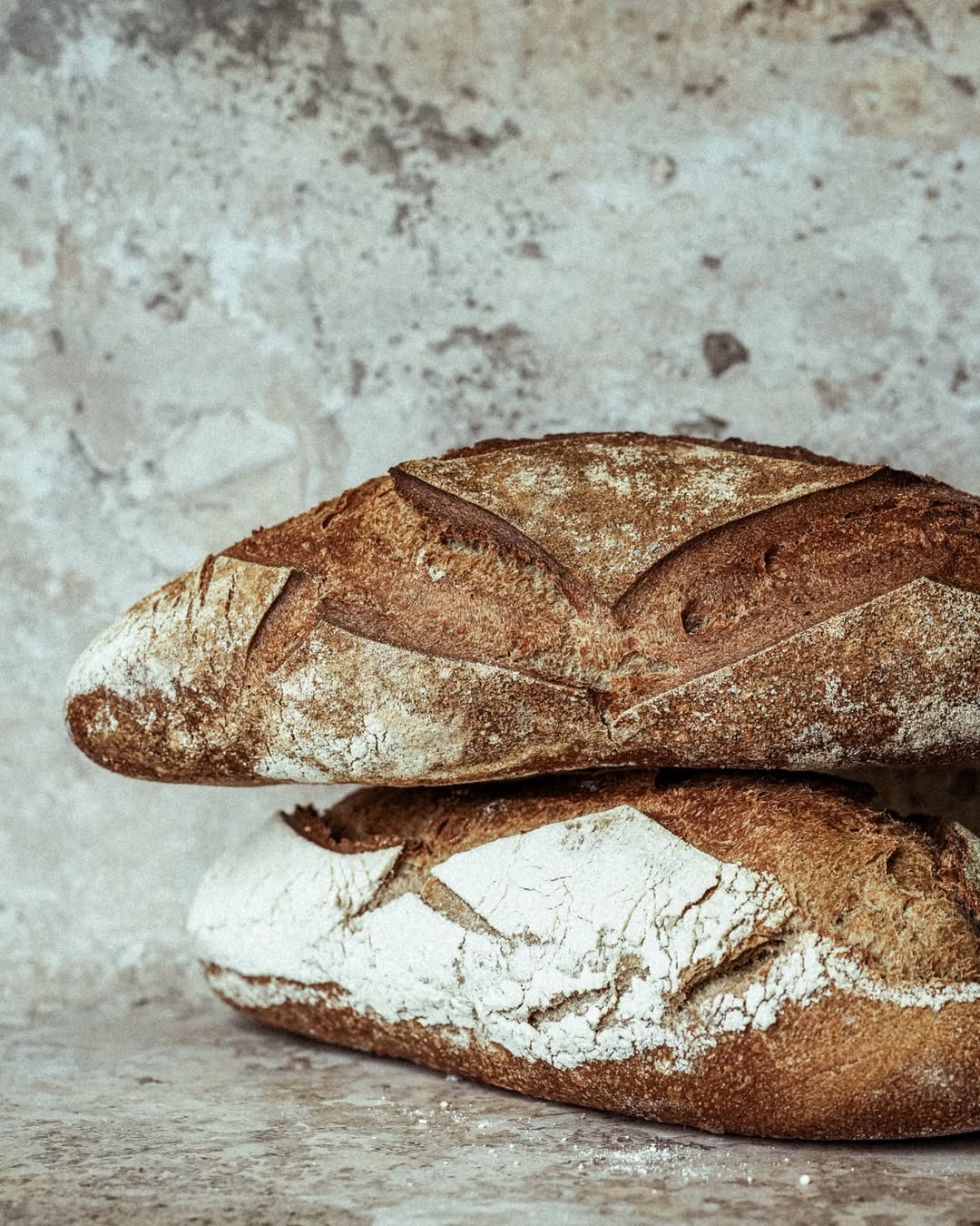 Notre pain rustique, un mélange de farine de sarrasin et de froment, est façonné chaque jour dan