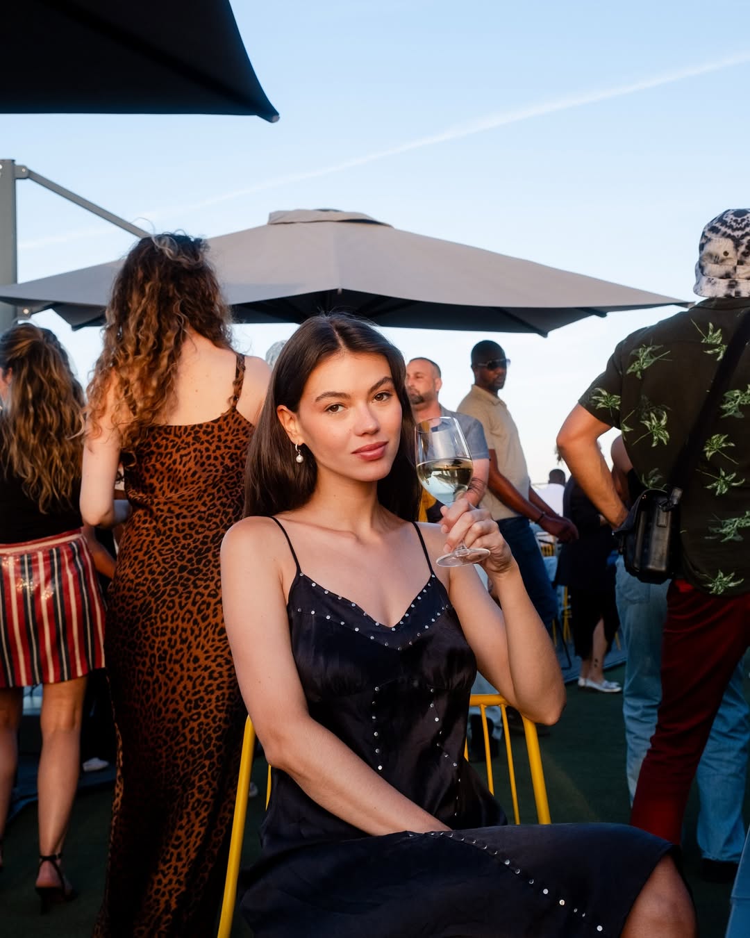 Quand le soleil décline, le style s’installe.#LahoRooftop #ParisRooftop #BestRooftops #SunsetLov
