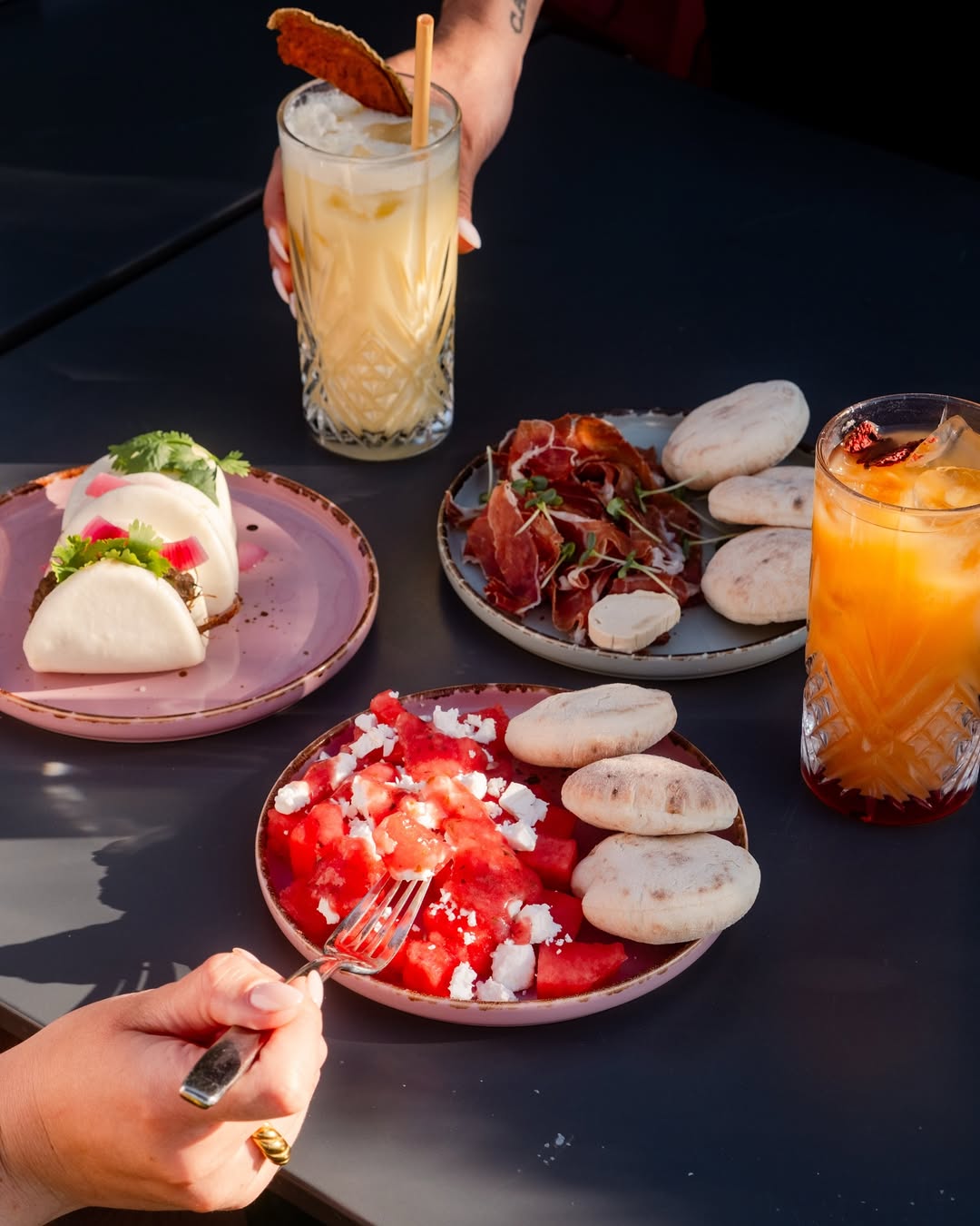 Tapas au sommet. Littéralement.#LahoRooftop #ParisRooftop #BestRooftops #SunsetLovers #SunsetVie